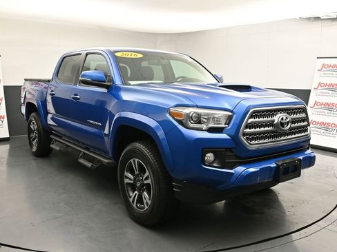 Used 2016 Toyota Tacoma TRD Sport w/ Towing Package image 2