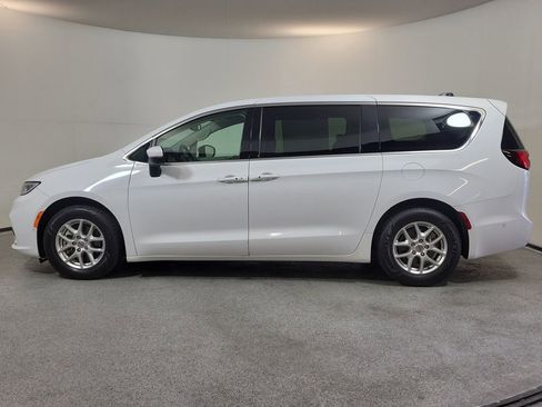 Used 2023 Chrysler Pacifica Touring-L FWD image 4