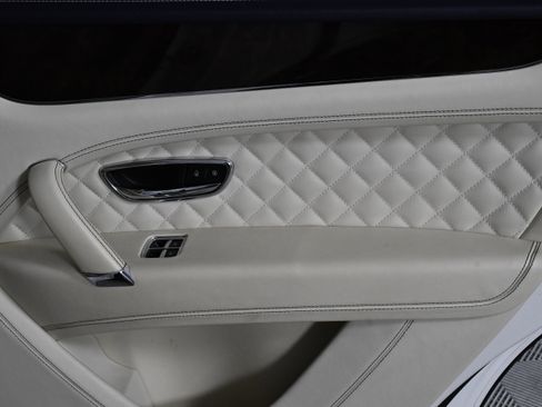 Used 2017 Bentley Bentayga image 26