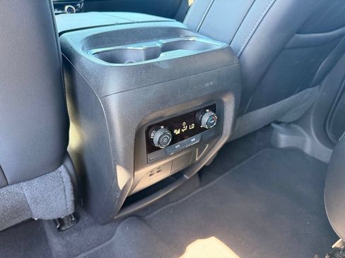 Used 2025 Chevrolet Traverse LT FWD image 28