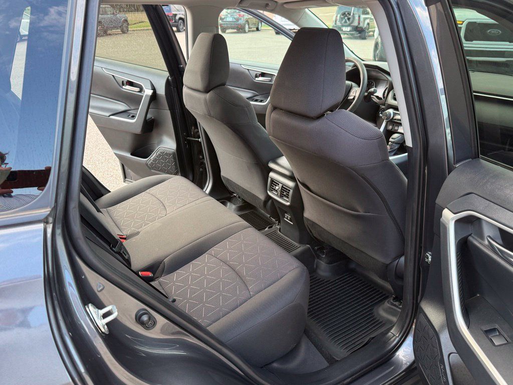 Used 2019 Toyota RAV4 XLE w/ Convenience Package FWD image 29