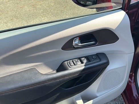 Used 2018 Chrysler Pacifica Touring Plus FWD image 13