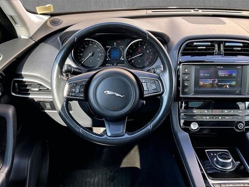 Used 2017 Jaguar F-PACE Prestige image 8