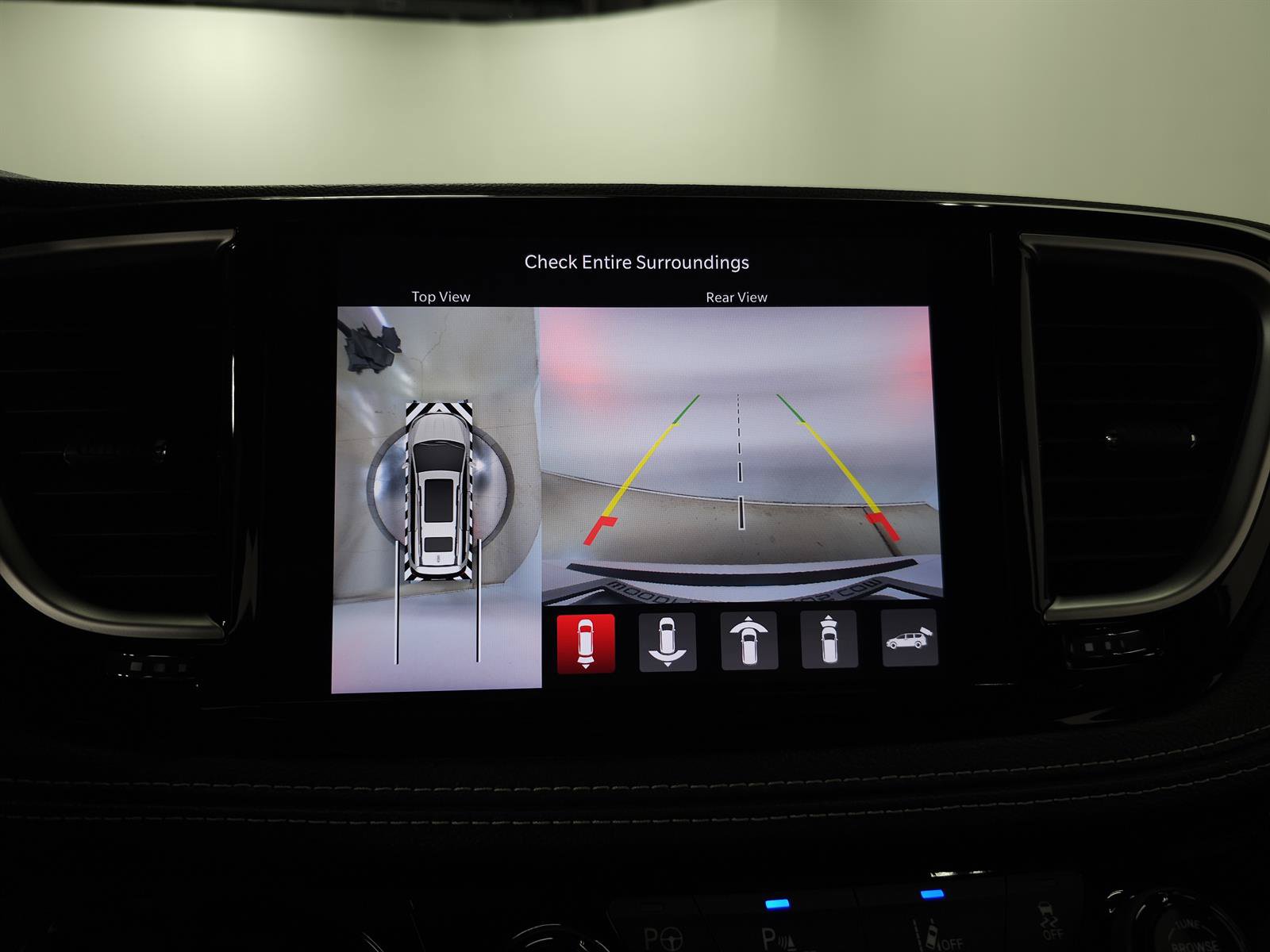 Used 2024 Chrysler Pacifica Premium FWD image 27