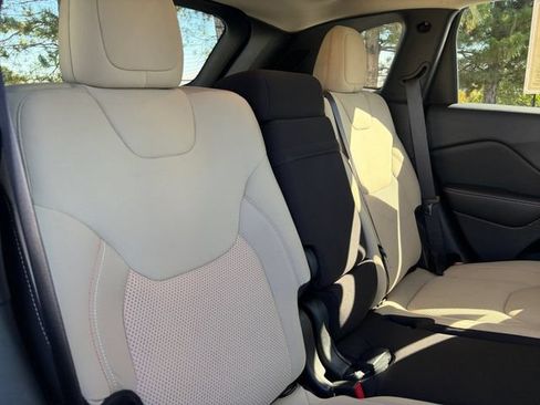 Used 2017 Jeep Cherokee 75th Anniversary FWD image 18