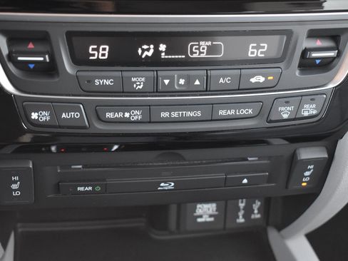 Used 2018 Honda Pilot Touring image 9