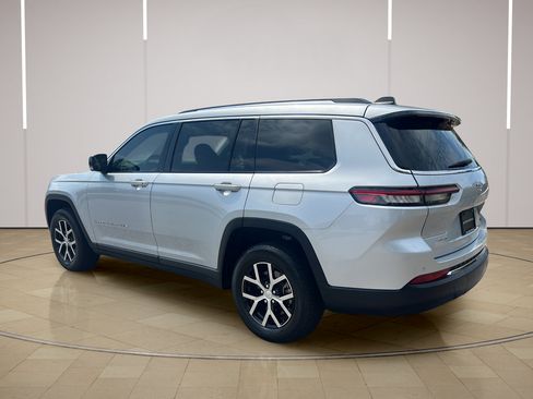 Used 2023 Jeep Grand Cherokee L Limited w/ Luxury Tech Group II AWD/4WD image 3