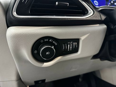 Used 2020 Chrysler Pacifica Limited FWD image 22