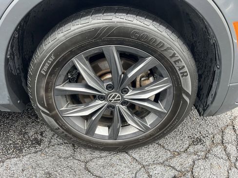 Used 2022 Volkswagen Tiguan SE w/ Panoramic Sunroof Package image 37