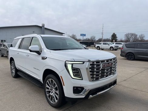 Used 2025 GMC Yukon XL Denali image 3