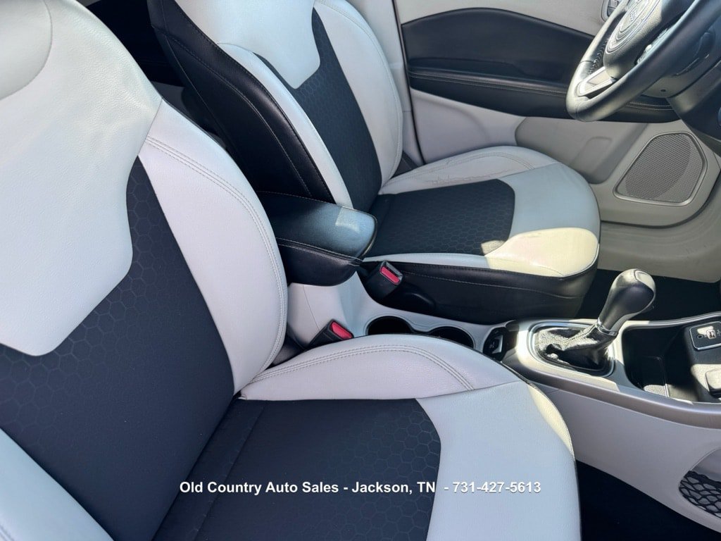 Used 2019 Jeep Compass Latitude FWD image 20