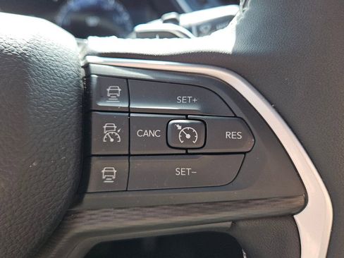 Used 2025 Jeep Grand Cherokee Laredo X w/ Luxury Tech Group I image 23