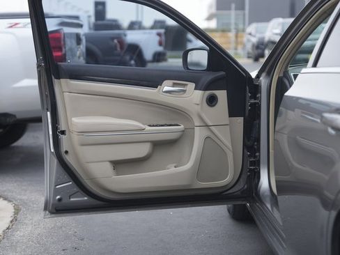 Used 2014 Chrysler 300 image 29