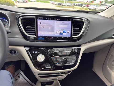 Used 2024 Chrysler Pacifica Touring-L FWD image 15