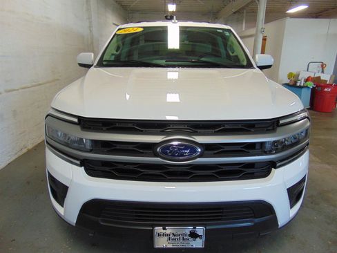 Used 2024 Ford Expedition Max XLT image 3