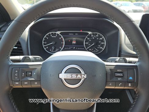 Used 2025 Nissan Rogue SV FWD image 11