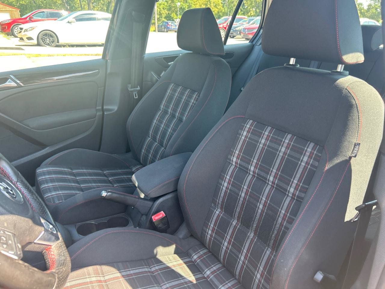 Used 2011 Volkswagen Golf 4-Door FWD image 18