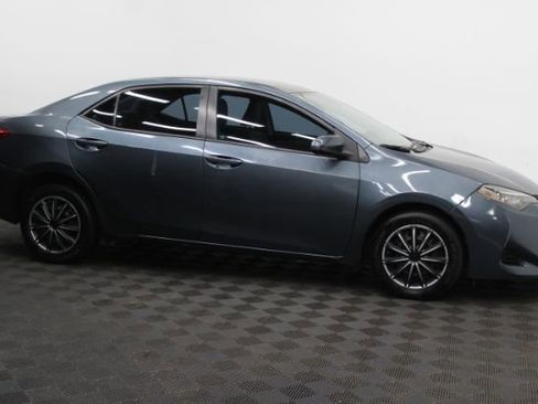 Used 2018 Toyota Corolla LE image 3