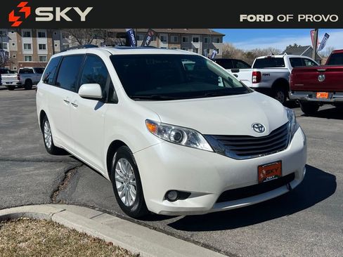 Used 2017 Toyota Sienna XLE w/ XLE Navigation Package image 5