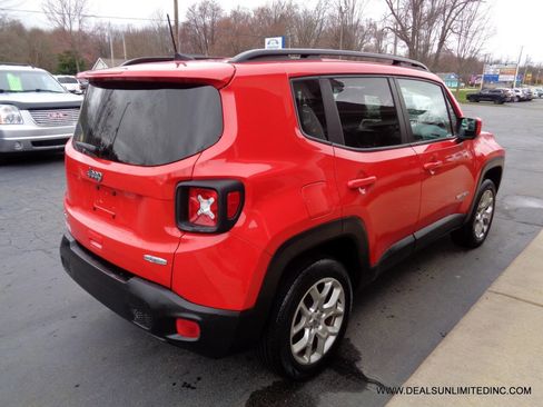 Used 2018 Jeep Renegade Latitude image 3