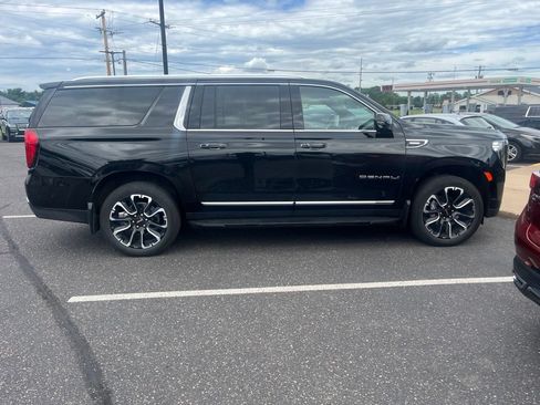 Used 2023 GMC Yukon XL Denali w/ Advanced Technology Package AWD/4WD image 1