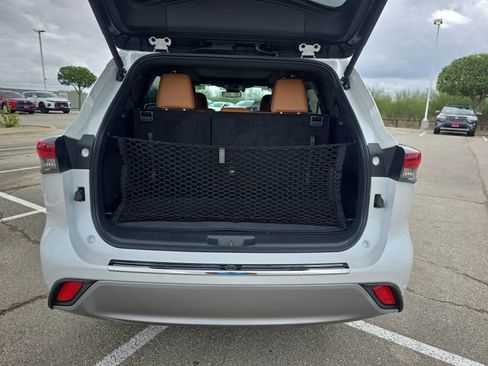 New 2026 Toyota Highlander Platinum image 13