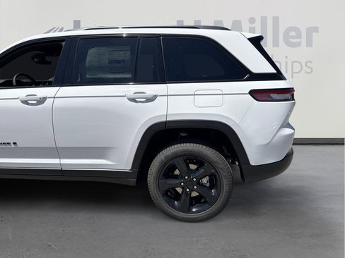 New 2025 Jeep Grand Cherokee Limited w/ Black Appearance Package image 13