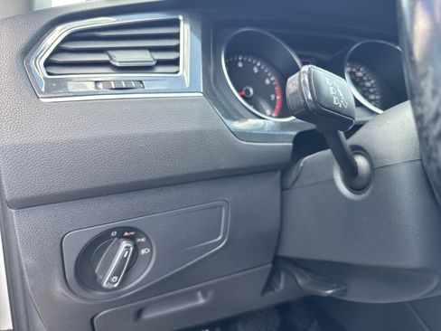 Used 2019 Volkswagen Tiguan SE w/ Panoramic Sunroof Package AWD/4WD image 28