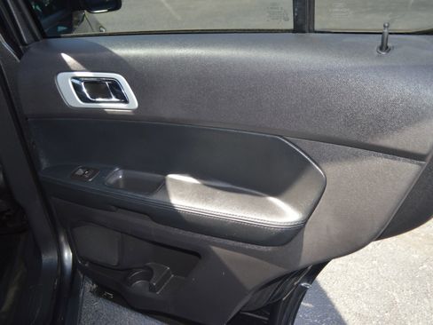 Used 2015 Ford Explorer XLT w/ Equipment Group 202A AWD/4WD image 27