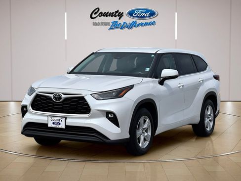 Used 2024 Toyota Highlander LE image 2