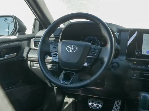 Used 2025 Toyota Camry SE image 12