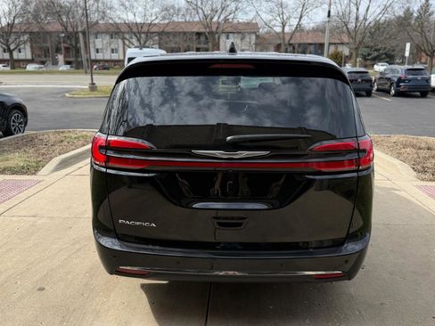 Used 2024 Chrysler Pacifica Touring-L image 6