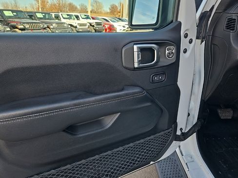 Used 2018 Jeep Wrangler Unlimited Sahara image 36