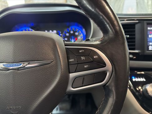 Used 2020 Chrysler Pacifica Touring-L image 19