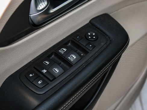Used 2023 Chrysler Pacifica Touring-L FWD image 9