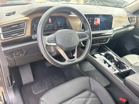 Used 2025 Volkswagen Atlas SE FWD image 18