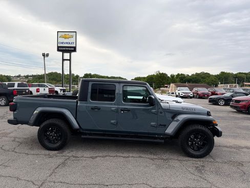 Used 2025 Jeep Gladiator Sport AWD/4WD image 2