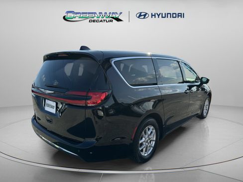 Used 2025 Chrysler Pacifica Select FWD image 8