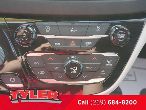 Used 2022 Chrysler Pacifica Touring-L FWD image 33