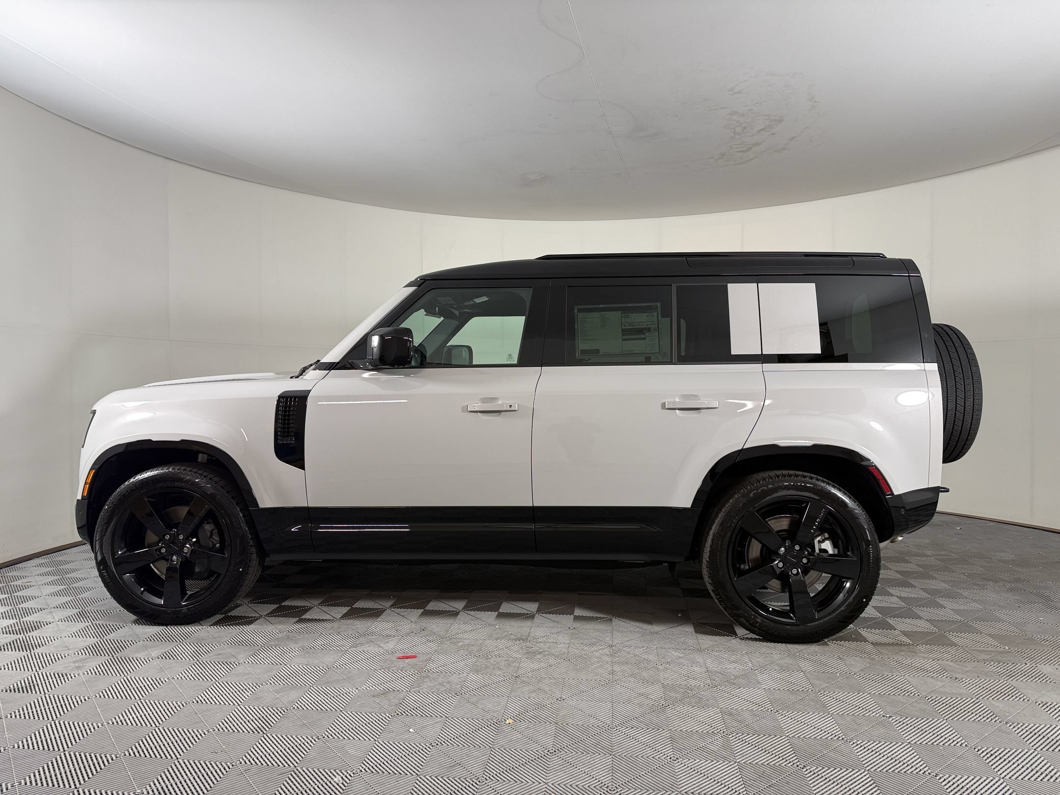 New 2026 Land Rover Defender 110 X-Dynamic SE AWD/4WD image 2