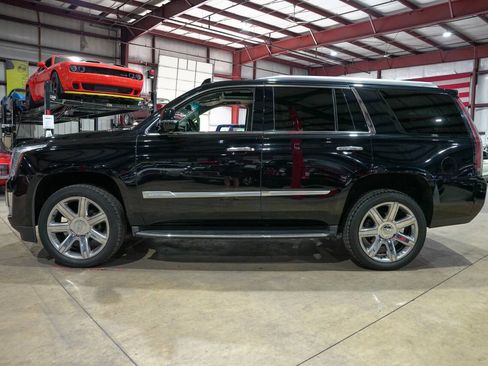 Used 2017 Cadillac Escalade Luxury AWD/4WD image 4