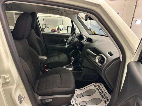 Certified 2022 Jeep Renegade Latitude w/ Convenience Group image 30