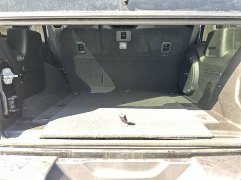 Used 2018 Jeep Wrangler Unlimited Sahara AWD/4WD image 17