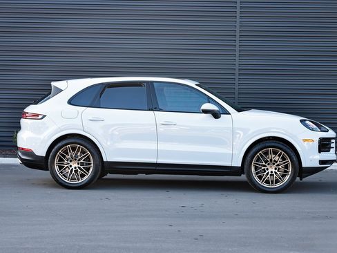 Certified 2025 Porsche Cayenne w/ Premium Package Plus image 8