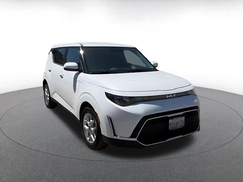 Used 2025 Kia Soul LX w/ LX Technology Package FWD image 3