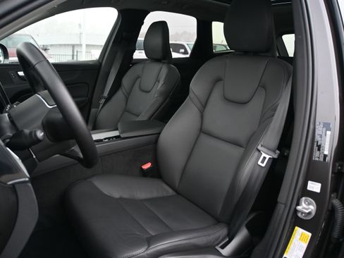 Used 2025 Volvo XC60 B5 Plus image 7