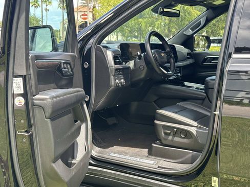 Used 2025 Chevrolet Suburban Premier AWD/4WD image 13