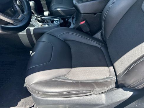 Used 2019 Jeep Cherokee Latitude Plus FWD image 10