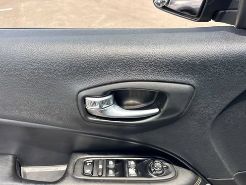 Used 2019 Jeep Compass Latitude w/ Cold Weather Group AWD/4WD image 14