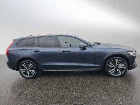 Certified 2025 Volvo V60 B5 Cross Country Plus image 2